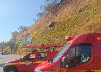 Veículo fica pendurado em talude na BR-381 e mobiliza equipes de resgate