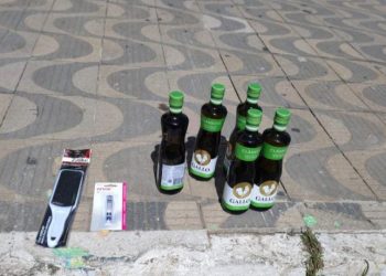 PM prende idosa por furtar garrafas de azeite em supermercado