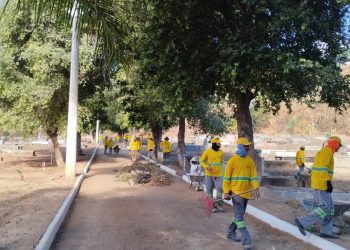 Cemitérios municipais recebem limpeza em preparação para o Dia dos Pais