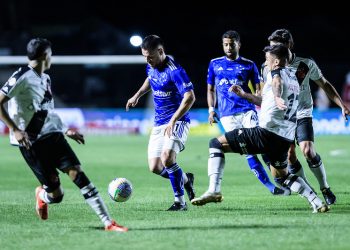 Sem Diniz, Cruzeiro encara o Vasco em busca do G-4 neste domingo