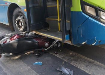 Acidente entre ônibus e motocicleta deixa casal ferido em Valadares