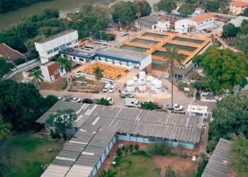 GOVERNADOR VALADARES - A Águas de Valadares comunicou que o abastecimento de água será interrompido neste domingo (15) para algumas regiões da cidade. De acordo com a concessionária, a suspensão do serviço acontecerá por causa de obras de melhorias na Estação de Tratamento de Água (ETA) Central. As intervenções, que fazem parte de um pacote de manutenções programadas, em parceria com a Fundação Renova, tem como objetivo garantir a qualidade e a eficiência do sistema de abastecimento da cidade. Impacto na distribuição A interrupção no fornecimento de água ocorrerá das 4h às 18h e afetará a maior parte da área urbana de Governador Valadares, incluindo a região central e diversos bairros. No entanto, os moradores das regiões dos bairros Vila Isa, Santa Rita, Penha e Recanto dos Sonhos não serão atingidos por esta interrupção. Retomada gradual A previsão é que o abastecimento seja retomado de forma gradativa após a conclusão dos trabalhos. No entanto, em alguns locais, especialmente em regiões mais altas ou distantes, a normalização do abastecimento pode levar até 48 horas, informou a Águas de Valadares. Orientações importantes A concessionária orienta a população a utilizar a água de forma consciente nos dias que antecedem a interrupção, armazenando água em reservatórios domésticos. A empresa também recomenda que os consumidores economizem água durante o período de interrupção e nos dias seguintes, até a completa normalização do serviço. Em casos de emergência, como hospitais, UPAs, escolas e creches, a Águas de Valadares disponibiliza caminhões-pipa. Para solicitar o serviço, basta entrar em contato com a empresa pelo telefone 0800 321 3001. Outras manutenções programadas Além da intervenção deste domingo, outras manutenções estão programadas para os próximos dias, visando a melhoria contínua do sistema de abastecimento de água. No dia 22 de setembro, a ETA Central também passará por uma nova intervenção, com interrupção no fornecimento de água das 4h às 14h.