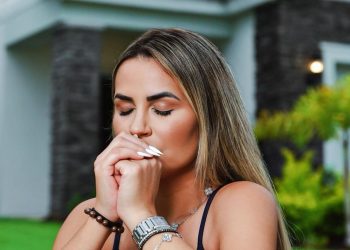 Justiça concede prisão domiciliar a Deolane Bezerra, que vai usar tornozeleira eletrônica