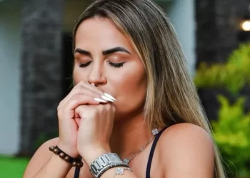 Influenciadora Deolane Bezerra deixa a prisão em Pernambuco