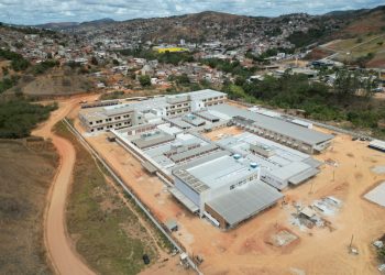Zema vistoria avanços nas obras do Hospital Regional de Teófilo Otoni