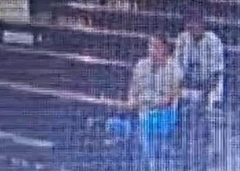 Mulher tem o celular roubado enquanto rezava em igreja