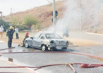 Homem incendeia o próprio carro após suposta frustração