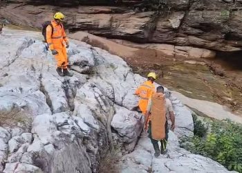 Mulher é resgatada após cair de uma pedra em cachoeira