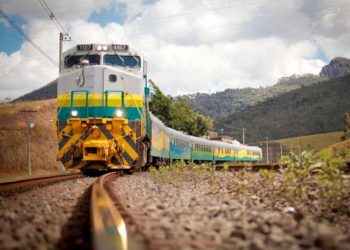 Trem de passageiros volta a circular neste sábado após incêndio