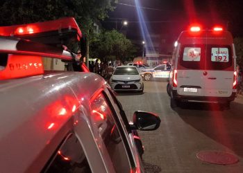 Jovem é morto a tiros na porta de casa; PM procura pelos suspeitos