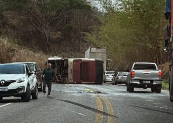 Ônibus de excursão com 58 estudantes tomba e deixa feridos na BR-418