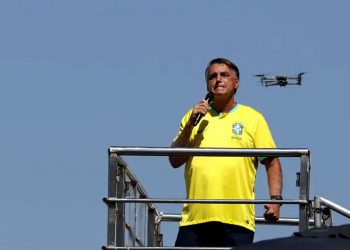 Inelegível, Bolsonaro diz ao lado de Tarcísio que é o candidato da direita em 2026