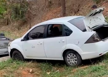 Carro sai da pista e cai em ribanceira na BR-116 em Valadares