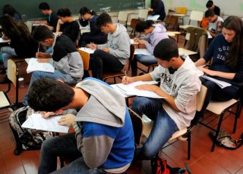 A partir desta segunda-feira (28), estudantes do ensino médio da rede pública de todo o país começam a receber os pagamentos do programa Pé-de-Meia.