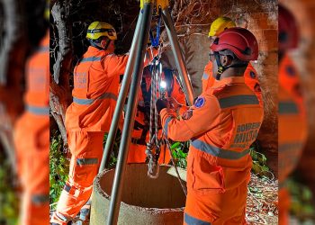 PINGO D’ÁGUA - Bombeiros militares realizaram um resgate complexo, na noite dessa segunda-feira (30), em Pingo d'Água, no Vale do Aço. O corpo de um homem, desaparecido há cinco dias, foi encontrado no fundo de uma cisterna abandonada. Os bombeiros chegaram ao local por volta das 17h36 para auxiliar a Polícia Militar na ocorrência. A partir disso, iniciaram a operação de resgate; a cisterna, que tinha cerca de 13 metros de profundidade e estava sem água. Para a ação, os bombeiros precisaram usar técnicas específicas para a remoção do corpo. Vítima desaparecida há cinco dias Segundo informações de familiares, o homem estava desaparecido há cinco dias. A Polícia Civil esteve presente no local para realizar os trabalhos periciais. Para realizar o resgate, os bombeiros utilizaram equipamentos especializados e técnicas de rapel. A operação contou com o apoio da Polícia Militar, da Perícia da Polícia Civil e da Defesa Civil. Após quase 4 horas de trabalho, o corpo foi retirado da cisterna e encaminhado para o Instituto Médico Legal (IML). As causas da morte ainda serão investigadas pela Polícia Civil.