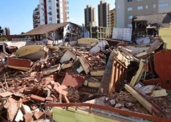 1 morre e 10 estão desaparecidos após hotel de dez andares desabar na Argentina