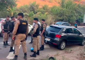 GOVERNADOR VALADARES – Na tarde desta terça-feira (8), a Polícia Militar em ação conjunta com a Polícia Civil, prendeu um homem de 70 anos, investigado pelo assassinato da esposa, de 59 anos, em Belo Horizonte. O homem foi interceptado enquanto tentava fugir pela BR-116, em Governador Valadares, após confessar o crime a uma testemunha e ameaçar tirar a própria vida. Confissão e tentativa de fuga Segundo informações da Polícia Militar, o homem ligou para uma testemunha após cometer o crime, confessando o assassinato e afirmando que estava indo para Governador Valadares, onde pretendia tirar a própria vida. Diante da gravidade do caso, equipes da Polícia Militar e da Delegacia de Homicídios de Governador Valadares se posicionaram na entrada da cidade, na BR-116, próximo ao trevo de acesso à BR-259. Poucos minutos depois, os policiais identificaram o veículo do homem e deram ordem de parada. No entanto, o motorista ignorou os sinais sonoros e visuais das viaturas e tentou fugir. Após diversas tentativas, o homem finalmente parou o carro e foi abordado pela polícia. Prisão e confissão Ao ser detido, o homem confessou o assassinato de sua esposa, com quem vivia em união estável há 13 anos. De acordo com o depoimento prestado à polícia, o casal estava bebendo vinho e conversando quando, segundo ele, a vítima o teria destratado. Enfurecido, ele empurrou a mulher, que caiu, e, em seguida, a estrangulou até que ela perdesse os sinais vitais. Após o crime, o homem colocou o corpo da vítima sobre a cama e fugiu. Procedimentos e apreensões Durante a abordagem, os policiais removeram o veículo do suspeito para o pátio credenciado, já que ele não indicou nenhuma pessoa de confiança para ficar com o carro. No porta-malas, foram encontrados pertences pessoais do homem. O celular do suspeito também foi apreendido e será periciado, isso porque a polícia acredita que há grande possibilidade de que o aparelho contenha provas relacionadas ao crime. Os policiais prenderam o homem e o levaram para a Delegacia de Polícia Civil de Governador Valadares. A investigação continua em Belo Horizonte para apurar os detalhes do caso e dar seguimento ao processo judicial.