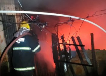 Incêndio destrói casa em Coronel Fabriciano