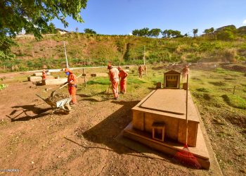 Cemitérios de Valadares recebem manutenção para o Dia de Finados