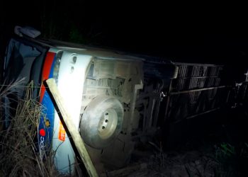 Um acidente envolvendo um ônibus na rodovia MG-311, no km 19, próximo à cidade de Pescador, deixou três pessoas feridas. O veículo tombou às margens da rodovia, no final da tarde de sábado (18).