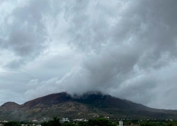 Com temperaturas em elevação e umidade alta, a semana começa com chuva e termina com calor intenso.