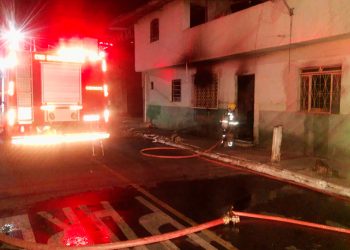 A residência possui dois pavimentos, sendo: cozinha, sala, banheiro e um quarto, no térreo. No andar superior : um quartos e varanda. O incêndio ficou confinado na sala, onde consumiu: Sofá, mesa, aparelho de som, vídeo game, roupas, calçados e uma pasta com toda documentação da família.