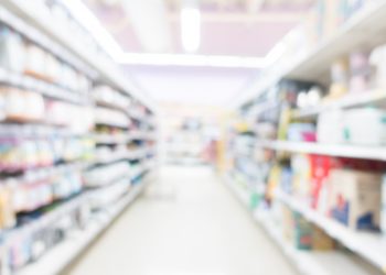 Justiça condena rede de drogarias a indenizar adolescente que teve bolsa revistada