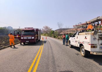 Rodovia fica temporariamente interditada após incêndio atingir poste elétrico