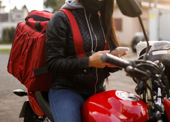 Entregadora é assaltada em Valadares; suspeitos roubaram lanches e aparelhos eletrônicos