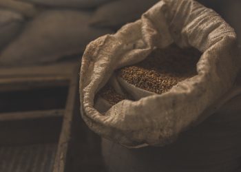 Trio armado rende família e rouba 137 sacas de café