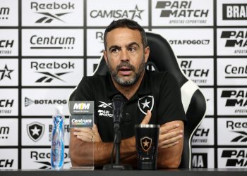 “‘Não venha com lições de moral'”, diz técnico do Botafogo sobre Deyverson