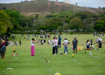 Dia de Finados: valadarenses lotam cemitérios para prestar homenagens