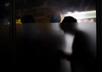 Durante uma operação na BR-381, em Governador Valadares, a Polícia Militar Rodoviária prendeu um homem de 39 anos, foragido da justiça, acusado de perseguir uma mulher.