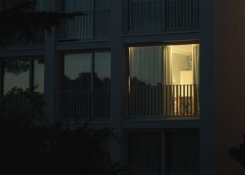 Amor em alto e bom som no condomínio: quando o romance tira o sossego dos vizinhos