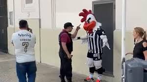 Mascote Galo Doido leva dura da PM na Argentina