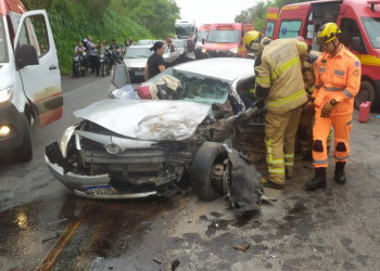 a manhã desta quinta-feira (26), uma colisão frontal entre dois veículos deixou quatro pessoas feridas na BR-381, em Coronel Fabriciano.