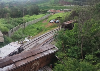 Caminhão tomba na BR-381 e causa descarrilamento de vagões de trem