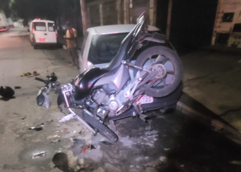 Motociclista sofre acidente grave ao colidir com carro estacionado no Jardim Pérola