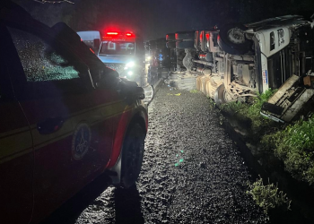 Motorista morre em capotamento de carreta na BR-381