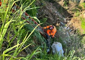 Homem sofre queda em barranco e é resgatado por bombeiros