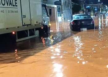 Temporal deixa ruas alagadas em Fabriciano