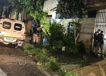 Motorista dispara contra casa desabitada e causa acidente durante fuga