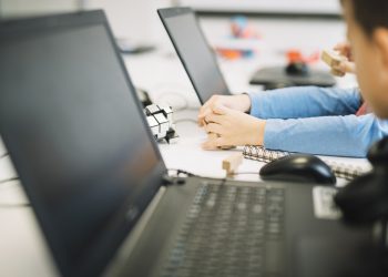 Escolas municipais recebem mais de 2 mil tablets e computadores