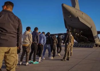 Governo brasileiro quer explicações sobre denúncia de maus-tratos em voo de deportados dos EUA