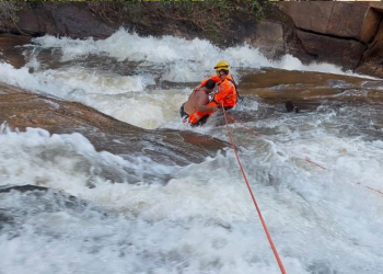 Bombeiros realizam resgate em cachoeira após homem ficar preso em área de risco