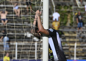 Democrata perde para Tombense em tarde de erros e falta de inspiração no Mamudão