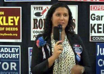 Brasileira de Conselheiro Pena reassume cargo de deputada em Massachusetts