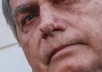 Steve Bannon diz que pedirá sanções contra o Brasil por impedir Bolsonaro de ir à posse