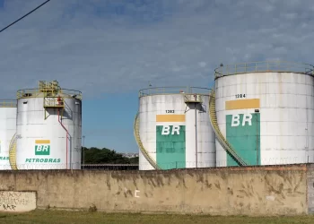 Petrobras reajusta preço do diesel em R$ 0,22 às distribuidoras