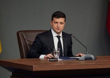 Zelenski aceita acordo de minerais sem garantias de Trump